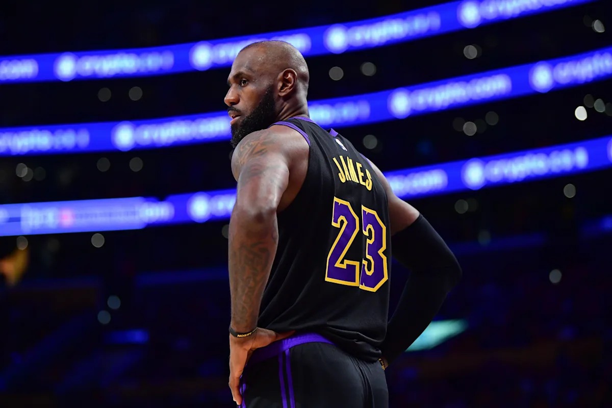 勒布朗·詹姆斯据报道将与76人签约，开启第24个NBA赛季