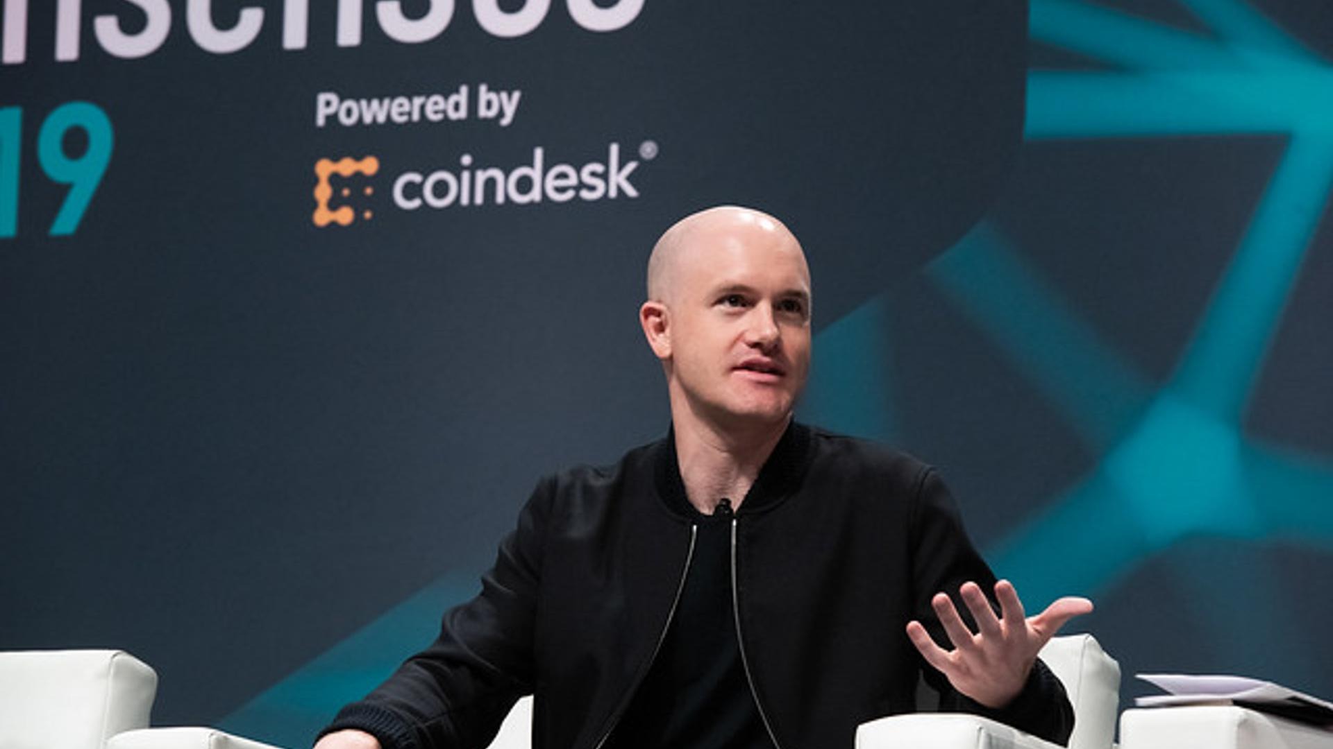 Coinbase CEO布莱恩·阿姆斯特朗批评加密货币初创公司转型为AI公司