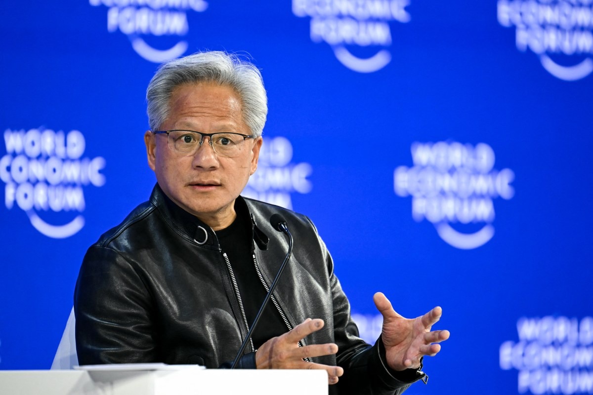 英伟达CEO黄仁勋对特朗普称：“我们不会让AI放缓发生”