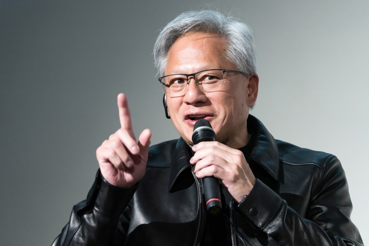 黄仁勋接听特朗普来电，还顺带秀了另一件东西
