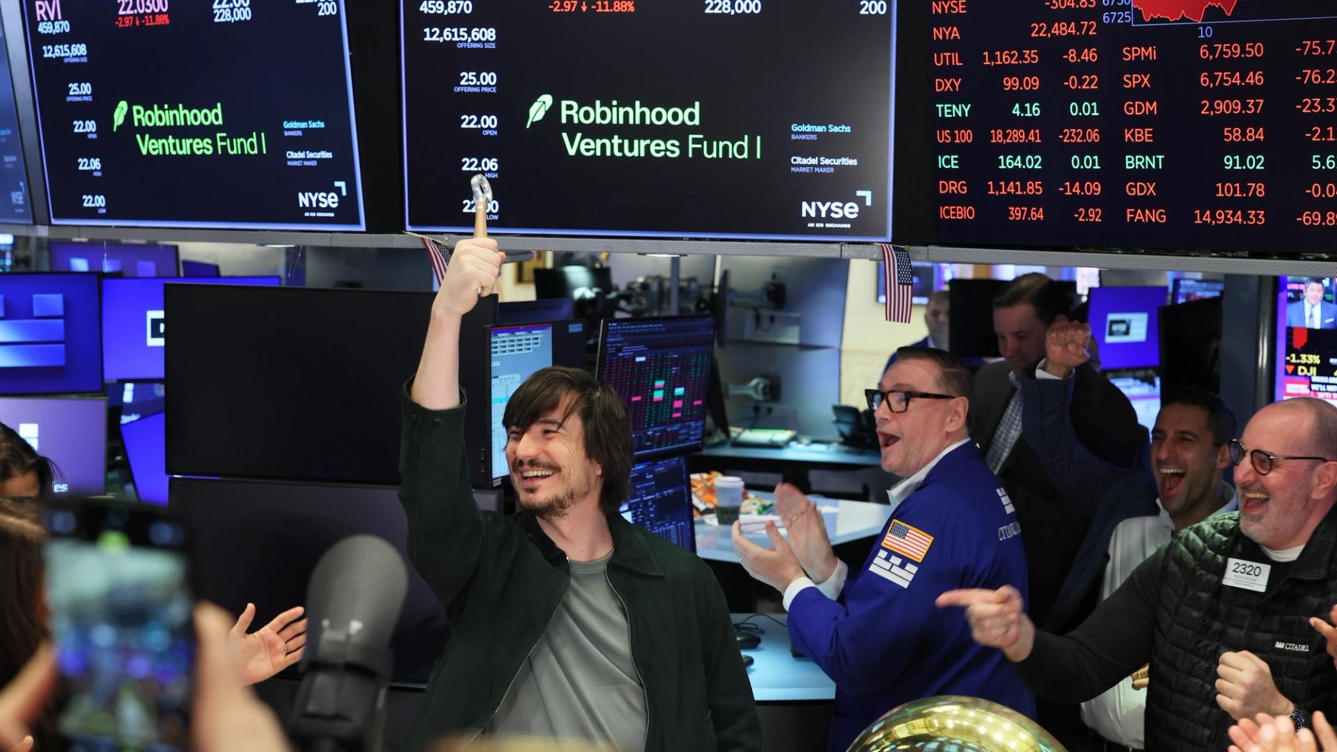 Robinhood 推出 AI 代理、永续合约与周末交易，争夺活跃交易者