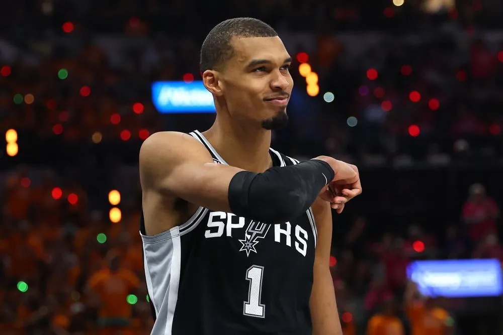 文班亚马拒绝了博彩的钱。在如今的NBA，这堪称激进之举