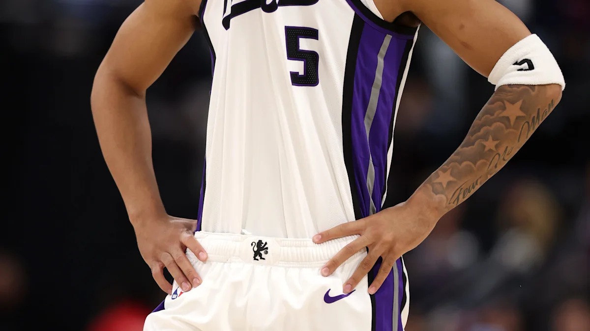 萨克拉门托国王新秀达柳斯·阿库夫 Jr. NBA首秀表现挣扎