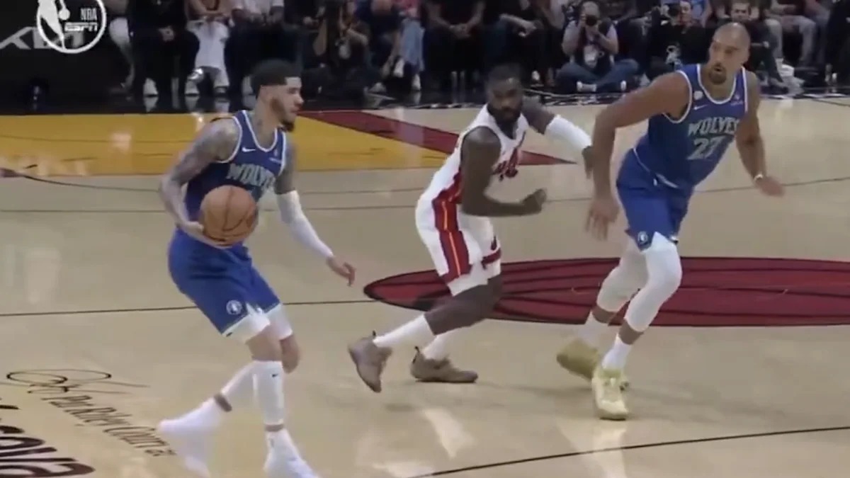 拉梅洛·鲍尔未被吹罚的走步，是NBA回归的最强信号