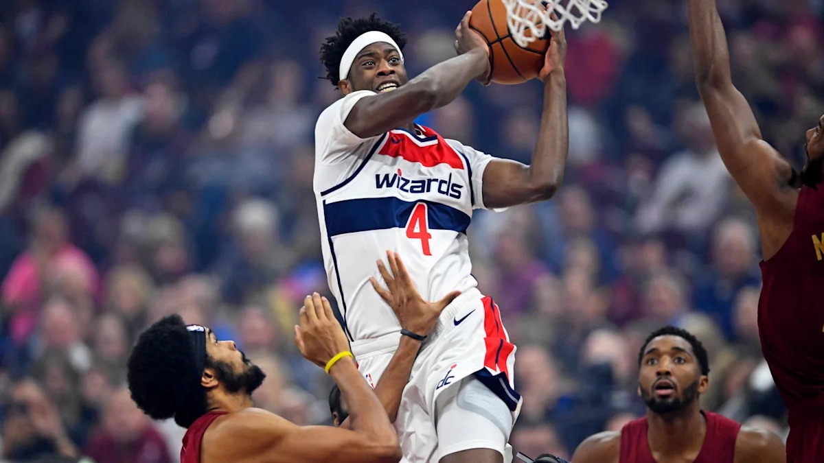 AJ·迪班萨NBA首秀即献空接暴扣，侵略性表现令人印象深刻