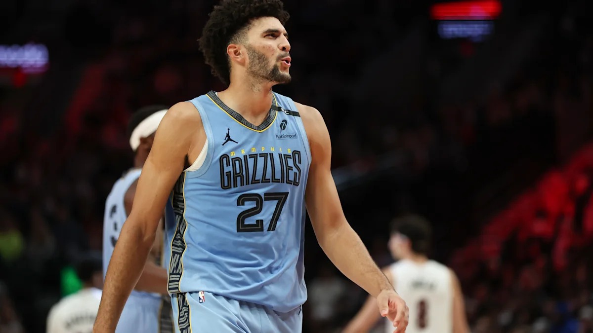 灰熊新秀卡梅伦·布泽尔成为NBA历史第二年轻三双先生